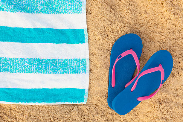 toalha e azul sandálias na praia fundo. - beach towel imagens e fotografias de stock