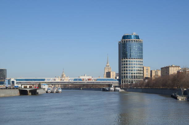 "башня 2000" и торгово-пешеходный мост "багратион", москва, россия - shevchenko стоковые фото и изображения