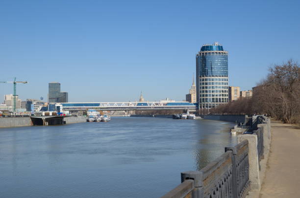 башня 2000 года и торгово-пешеходный мост «багратион» в москве, россия - shevchenko стоковые фото и изображения
