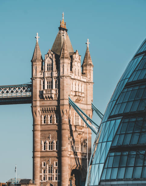 tower bridge & london city hall - south bank london stockfoto's en -beelden