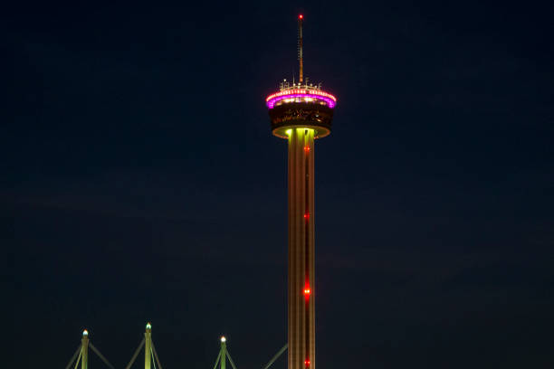 torre de las américas en el centro de san antonio texas night view - has san hawkins fotografías e imágenes de stock
