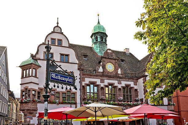 rathausplatz (площадь городской ратуши), фрайбург-в-брайсгау, германия - freiburg стоковые фото и изображения