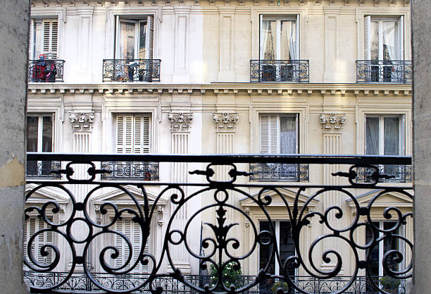 maison de ville de paris, en france - immeuble paris photos et images de collection