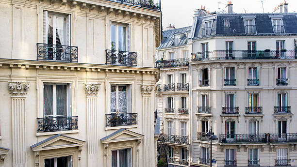 maisons à montmartre, paris en france - immeuble paris photos et images de collection