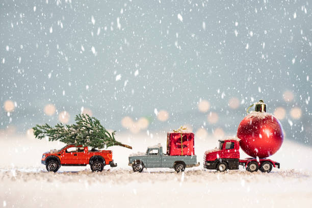 speelgoed auto's met kerstcadeaus - christmas funny stockfoto's en -beelden