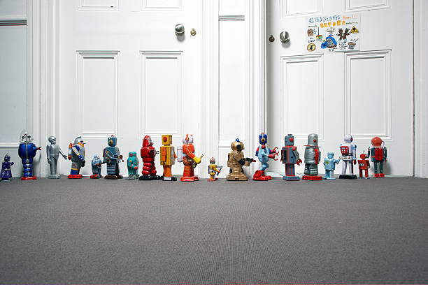 forro de robots de juguete en dormitorio fuera childs - fila arreglo fotografías e imágenes de stock