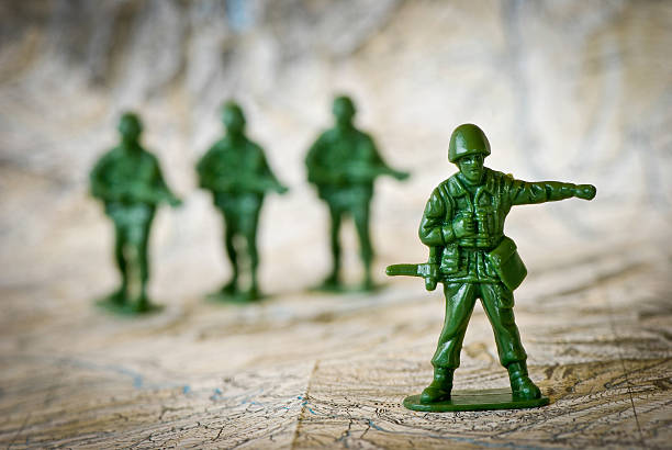 soldado de juguete guerra conceptos - peloton fotografías e imágenes de stock