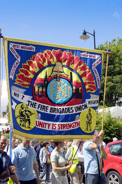 전 세계 노동조합의 발상지인 도싯 영국의 톨퍼들 거리를 행진하는 노동조합 원들이 - labor day 뉴스 사진 이미지