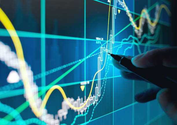 Trading Online Stocks and Shares A business person tracking the technical movement of a stock chart on a computer screen. ISA stock pictures, royalty-free photos & images