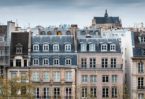 bâtiments traditionnels à paris - immeuble paris photos et images de collection