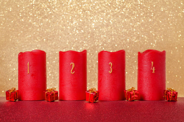 traditionelle weihnachts-dekoration, kerzen mit zahlen und goldgrund, textfreiraum - erster advent stock-fotos und bilder
