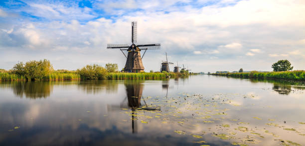 traditionele nederlandse windmolens kinderdijk wereld unesco erfgoed panorama - focus un focus stockfoto's en -beelden