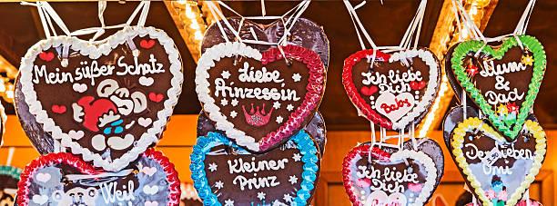 traditioneller pfefferkuchen herzen des festival feiern sie den frühling - waren mecklenburg stock-fotos und bilder