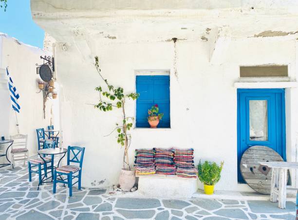 traditionele griekse koffieshop in naxos, griekenland - egeïsche zee stockfoto's en -beelden