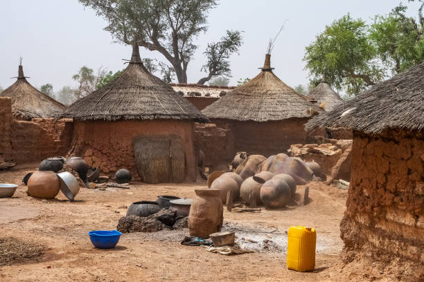huttes traditionnelles, burkina faso, afrique de l’ouest - burkina faso photos et images de collection