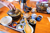 日本料理の伝統的な料理を「良亭」日本料理店で提供