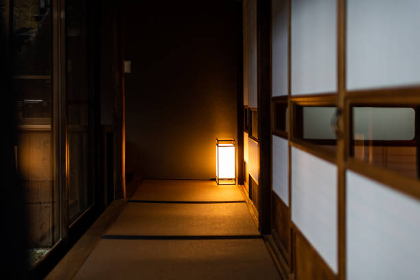 日本の伝統的な家または旅館の障子紙の引き戸畳の床と夜のランプ - 和室 ストックフォトと画像