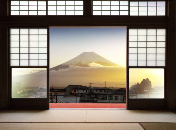 日本インドア ・家の伝統的な障子と畳マットの秋の夕日と日本の家の美しい富士山の眺めに開いています。山梨県河口湖 - 宿屋 ストックフォトと画像