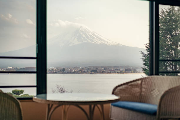 富士山のある日本の伝統的な屋内ハウス - 宿屋 ストックフォトと画像