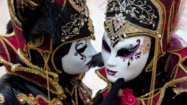 maschera e costume tradizionali al carnevale di venezia - carnevale venezia foto e immagini stock
