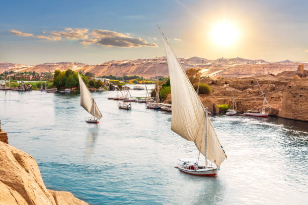 エジプト・アスワンのほとり近くにある伝統的  なナイル帆船 - 寺院 写真 ストックフォトと画像