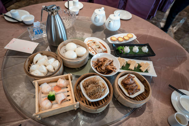 点心の伝統的なラウンド テーブル - 中華料理円卓 ストックフォトと画像