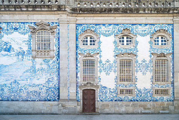 tradicional em mosaico da igreja no centro de porto portugal - oporto imagens e fotografias de stock
