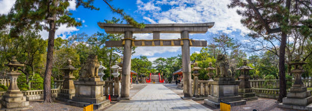 住吉大社寺パノラマ大阪市の伝統的鳥居門入口 - 神社 ストックフォトと画像