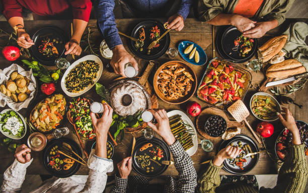 dîner traditionnel de célébration de famille turc avec la nourriture typique et le raki - apéritif photos et images de collection