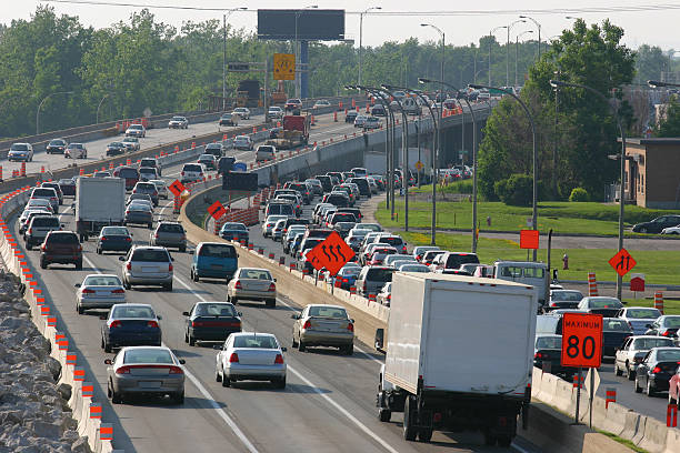 Traffic during rush hour on a highway under construction  buzbuzzer montreal city stock pictures, royalty-free photos & images