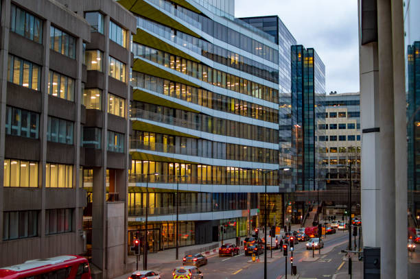 ruch na ulicach londynu po południowej stronie i budynku z żółtymi oknami - fulham zdjęcia i obrazy z banku zdjęć