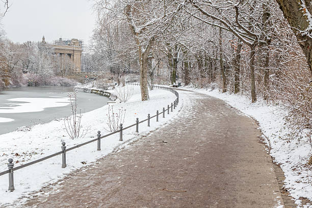 trail in the park by the river in the snow - berlin snow stockfoto's en -beelden