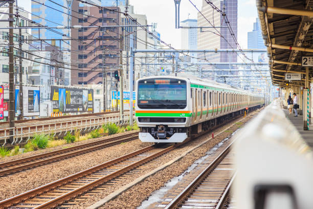 jr 山手線は東京の人々 の主な交通 - 電車 ストックフォトと画像