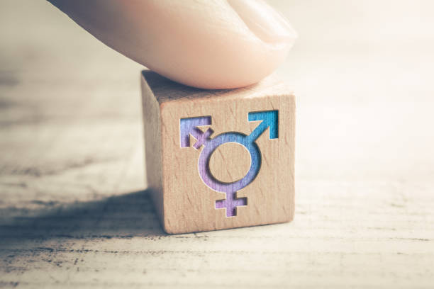 icône transgenre, lgbt ou intersexuée sur un bloc wodden sur une table disposée par un doigt - égalité homme femme photos et images de collection