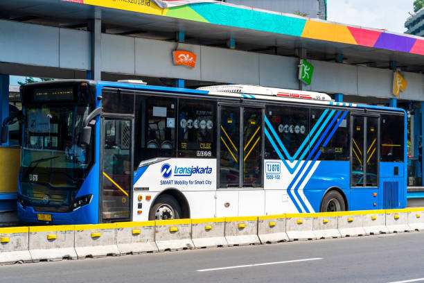 ジャカルタ、インドネシアの transjakarta バス停車駅 - バス高速輸送システム 写真 ストックフォトと画像