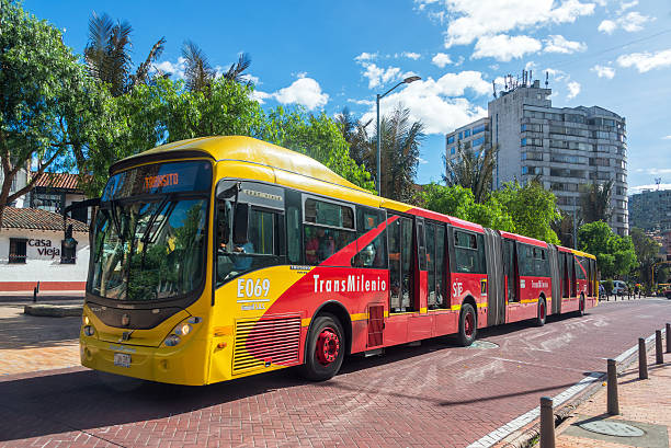 ボゴタで transmilenio バス - バス高速輸送システム 写真 ストックフォトと画像