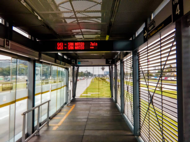 トランスミレニオ駅電子情報画面付き - バス高速輸送システム 写真 ストックフォトと画像