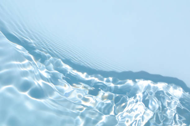 transparente blau gefärbt klare ruhige wasseroberfläche textur - wasseroberfläche stock-fotos und bilder