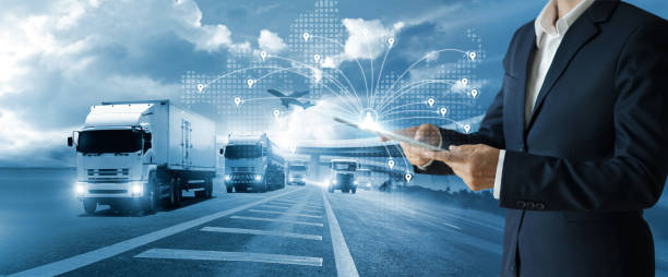 운송 및 물류 개념, 화물 운송 온라인, 세계지도 배경, 비즈니스 및 기술, 블루 톤에 글로벌 물류 네트워크 배포를위한 태블릿 및 데이터를 사용하여 사업가. - 화물 운송 뉴스 사진 이미지
