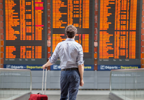 reizen met internationale vlucht, persoon passagier te wachten op de luchthaven - commercieel vliegtuig stockfoto's en -beelden