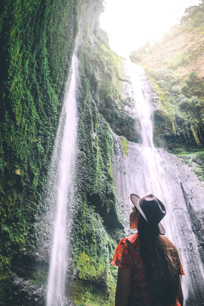旅行婦女冒險和站立的放鬆在 madakaripura 瀑布東部爪哇, indonesiaindonesia - semeru 個照片及圖片檔