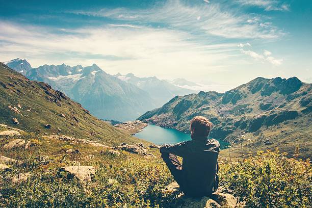 旅行者の男リラックス旅行ライフスタイルの山々と湖の風景 - 登山　夏 ストックフォトと画像
