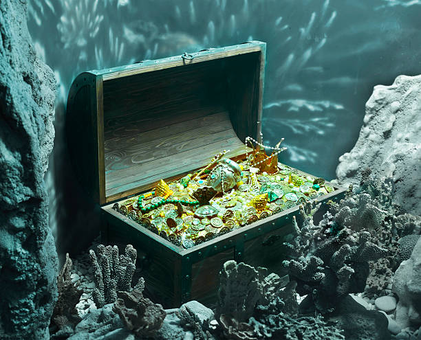 Treasure chest full of gold under the sea underwater treasure buried stock pictures, royalty-free photos & images