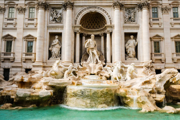 trevi fountain, front view. beautiful baroque fontana di trevi by nicola salvi - neptun planet imagens e fotografias de stock