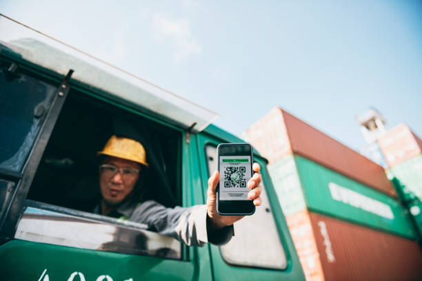 Truck driver showing digital certificate of Covid-19 vaccination圖像檔