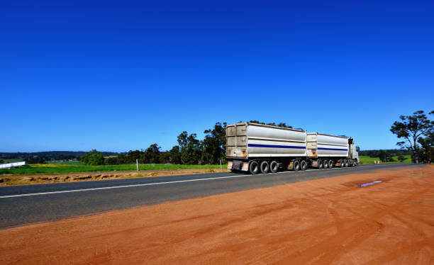 lkw auf outback road, west-australien - oil lkw autobahn stock-fotos und bilder