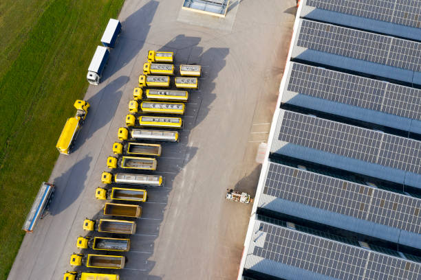 vrachtwagens bij pakhuis, luchtmening - zonnepanelen warehouse stockfoto's en -beelden