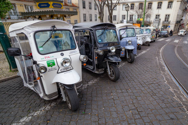 tuk tuk taxi transport in lisbon, portugal - taxi lisboa imagens e fotografias de stock