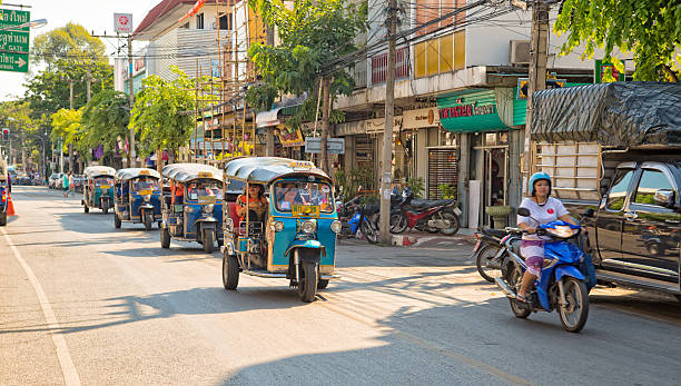 tuk-tuk in chiang mai - chiang mai stad stockfoto's en -beelden