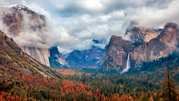 Tunnel View of Yosemite National Park, California, USA Yosemite National Park tunnel view. El capitan on the left side and bridal veil falls on the right side. natural landmark stock pictures, royalty-free photos & images